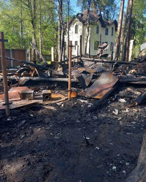 Всё, что осталось от сгоревшего дома, возле Кратовского озера  О пострадавших неизвестно  #Кратово #Раменское..