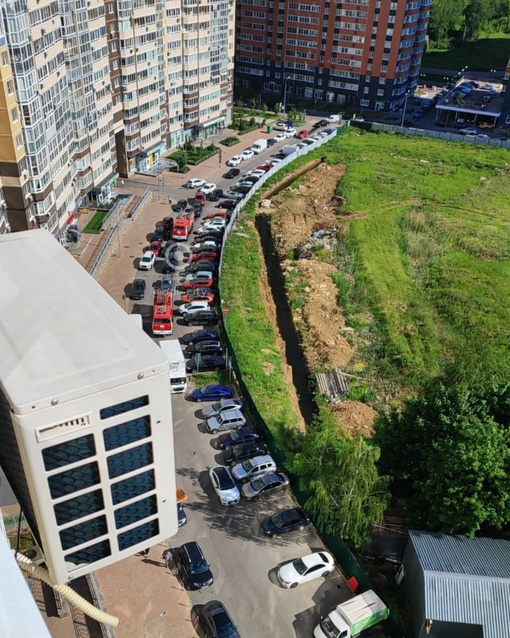 В ЖК «Одинбург» съехались сразу несколько пожарных расчетов 🚒  Открытого горения пока нигде не..