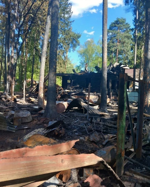 Всё, что осталось от сгоревшего дома, возле Кратовского озера  О пострадавших неизвестно  #Кратово #Раменское..