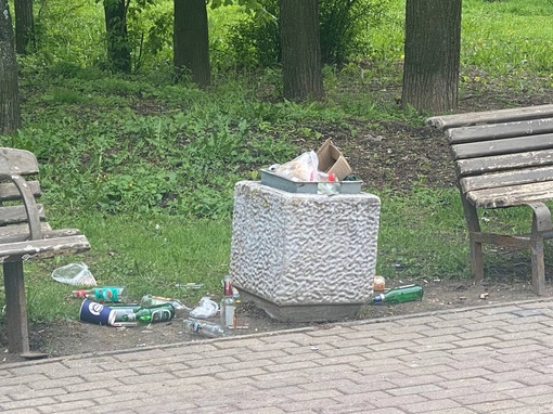 В прошлом году была обновлена детская площадка в сквере возле станции Перовская, у детской поликлиники...