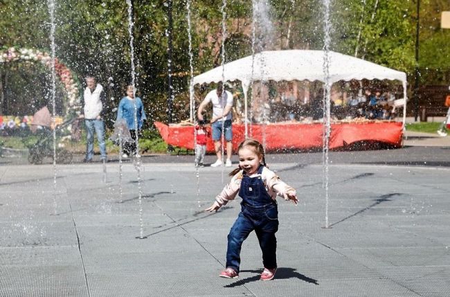 Команда пиратов открыла поющий фонтан в центральном парке города  Утром 1 мая в мытищинском Парке Мира были..