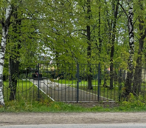 Почему 9 мая закрыт мемориал воинской славы в д. Беляниново? Он всегда закрыт, но в такой день неужели нельзя..