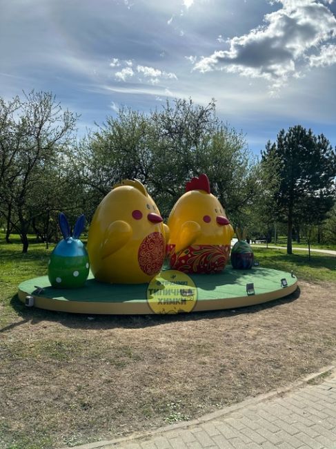 Гигантские пасхальные цыплята, проживающие на парковке Гранда в Химках, по праздникам отправляются в парки..