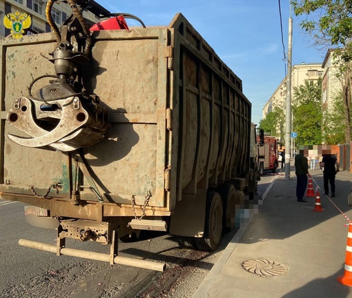 🫣В Москве водитель грузовика проехал на красный свет и сбил насмерть восьмилетнего ребёнка. Возбуждено..