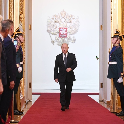Сегодня Владимир Путин официально вступит в должность президента России  Начало церемонии инаугурации в..
