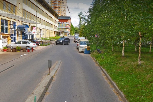 Жители ЖК "Дубки" просят организовать цивилизованные автобусные остановки, так как маршрутки производят..