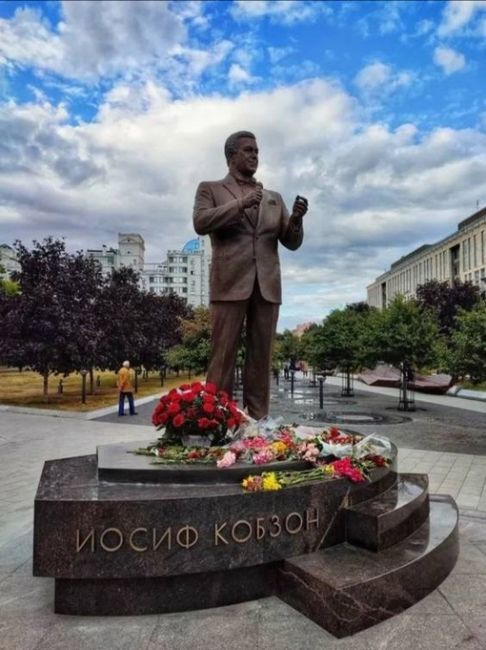 В Москве памятник Иосифу Кобзону использовали для торговли наркотиками.  Возле памятника расположено 12..