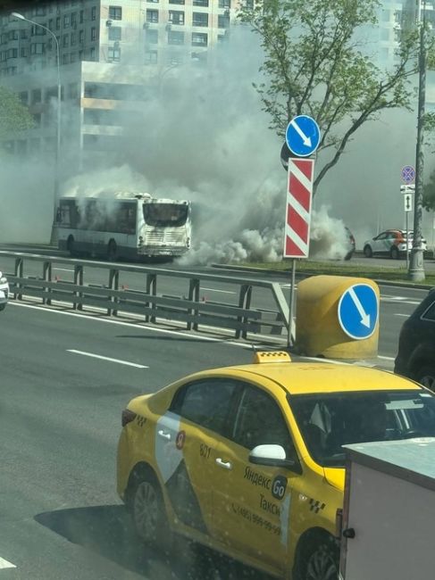 Автобусы в ЛГО настолько старые что уже решают самоуничтожаться. Сейчас один такой акт происходит на..