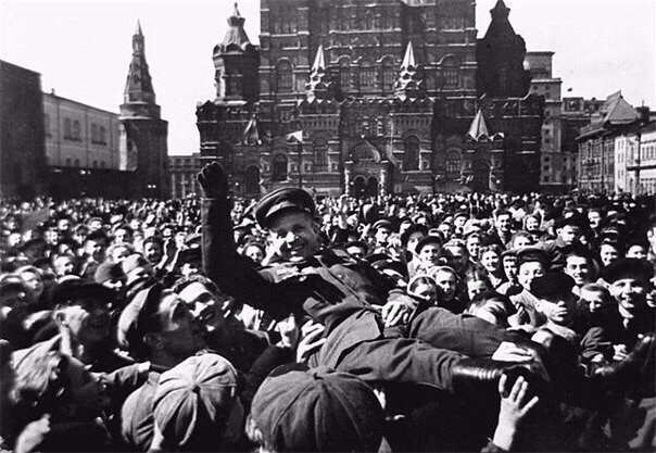 С Днём Победы!  Взгляд в историю: 9 мая 1945 года  9 мая 1945 года - Праздник Победы Красной армии и советского..