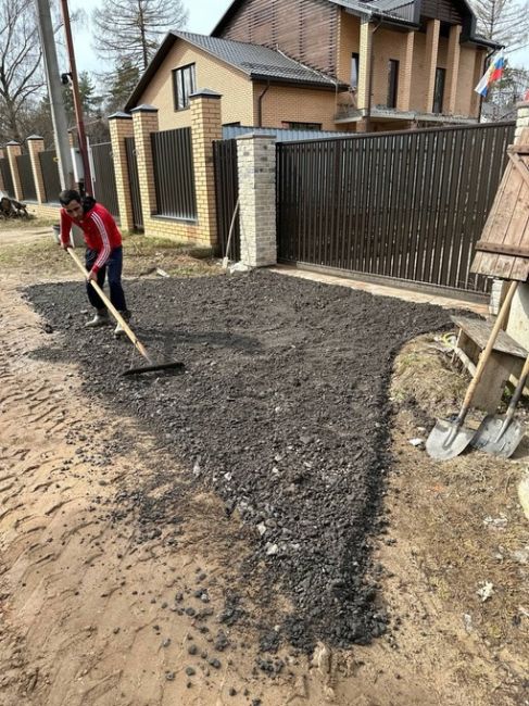 В Подмосковье чиновники отчитались о ремонте дороги, которую заделали сами жители за свой счет.  Жители..