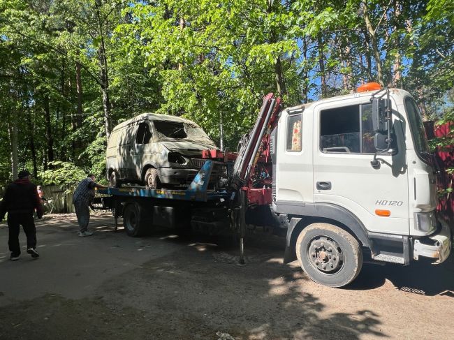 Жители микрорайона Мамонтовка жаловались на брошенную газель. Машина уже несколько лет стоит возле дороги...