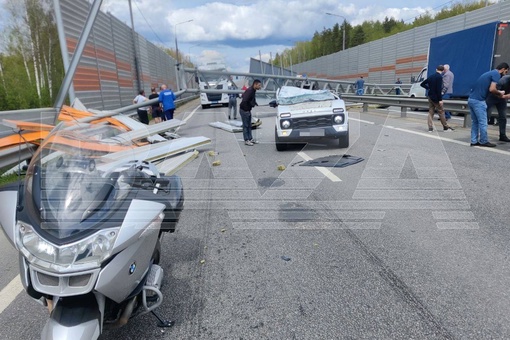 🚘В Московской области произошёл инцидент с участием манипулятора, который снёс опору моста на Центральной..