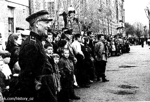 Делимся подборкой фотографий с первомайских праздников разных лет в..