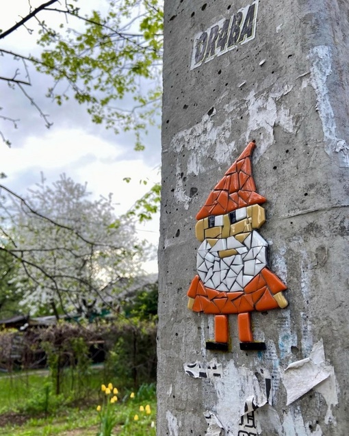 Гном #6 любуется весенним цветением 🌸  The gnome admires the spring bloom.  📍г. Видное, пер. Пионерский
📍Координаты: 55.555637,..