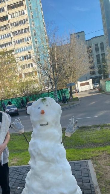 Несмотря на погоду не перевелись еще снеговики в Ясенево.  Снеговика сваяли местные дети, натаскав снега из..