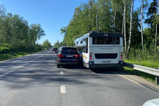 Днем в районе села Успенское произошло ДТП с участием автобуса №1044, который не поделил дорогу с..