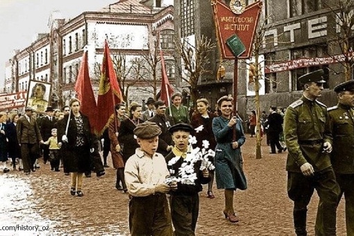 Делимся подборкой фотографий с первомайских праздников разных лет в..