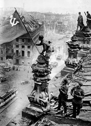 Последние часы войны. 
Взятие Рейхстага, главного символа гитлеровской Германии имело важное значение.
Не..
