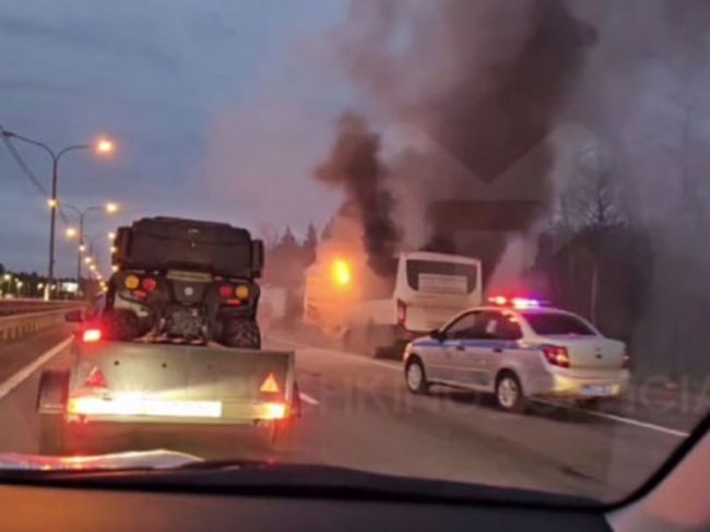 Горящий на Ярославском шоссе автобус создал многокилометровую пробку  Многокилометровая пробка..