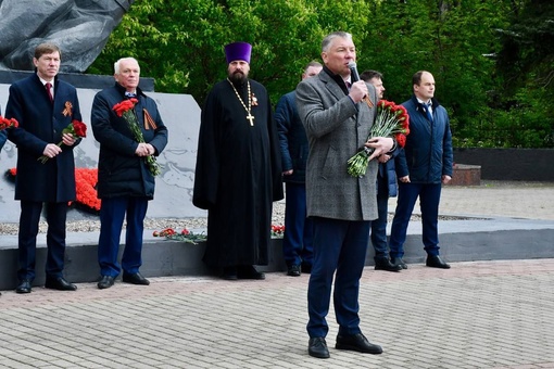 Борис Аубакиров 
Торжественный митинг, посвященный Дню Победы, прошел сегодня у памятника Неизвестному..