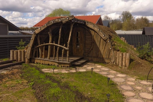 Принарский парк. 
Такой новый и красивый, и такой уже обшарпанный, грязный, неухоженный...