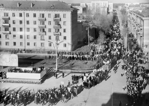 Мир! Труд! Май!
На фото - Первомайские демонстрации на Центральной площади в 70-е и 80-е..