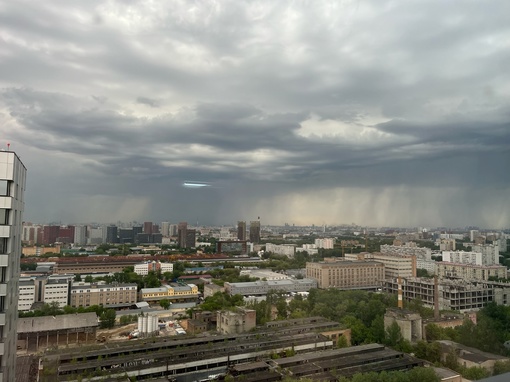 Рекордная жара сменилась грозой и ливнями в Москве. Температура сегодня днем достигала почти 30 градусов —..