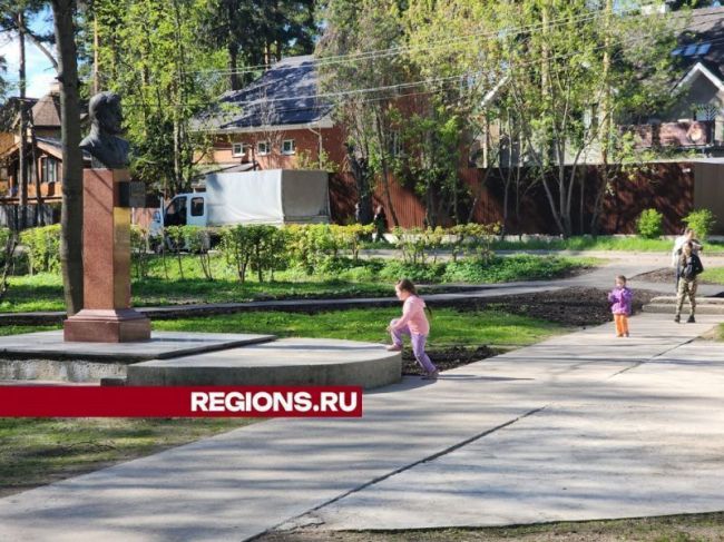 В Пушкино привели в порядок памятник Маяковскому и сквер на западной стороне  Сотрудники предприятия..
