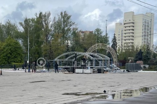 В центре Одинцово начали устанавливать сцену ко Дню Победы 😊  Дневная концертная программа будет, но салют..