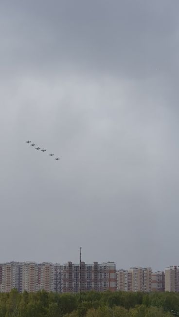 Несмотря на погоду, авиация пролетела над Химками на Парад победы в..