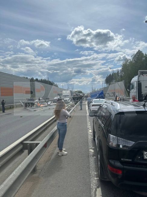 🚘В Московской области произошёл инцидент с участием манипулятора, который снёс опору моста на Центральной..