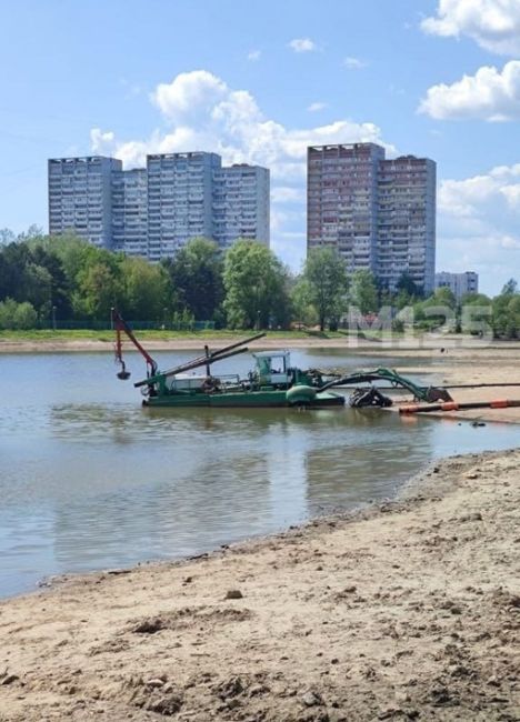 На Школьном был замечен земснаряд. Это судно используется для очистки и углубления дна..