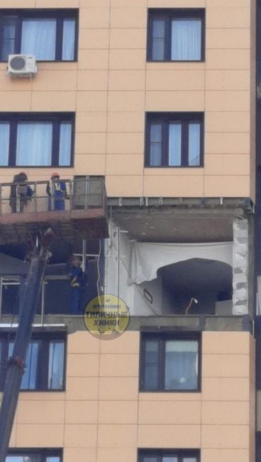 ❗️Начался ремонт стены дома №13 на улице Совхозная после вчерашнего инцидента  Специалисты оценивают..