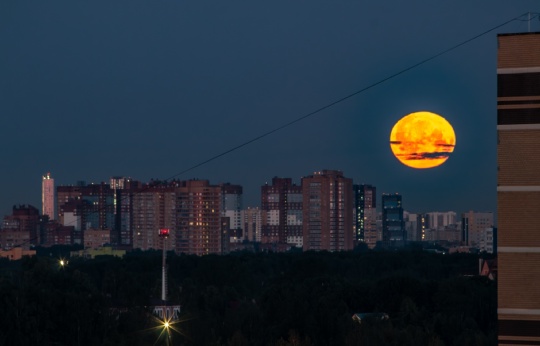 Есть ещё кроме меня лунатики, которые 22 июня Луну над Химками фоткали в третьем часу ночи? Так с..