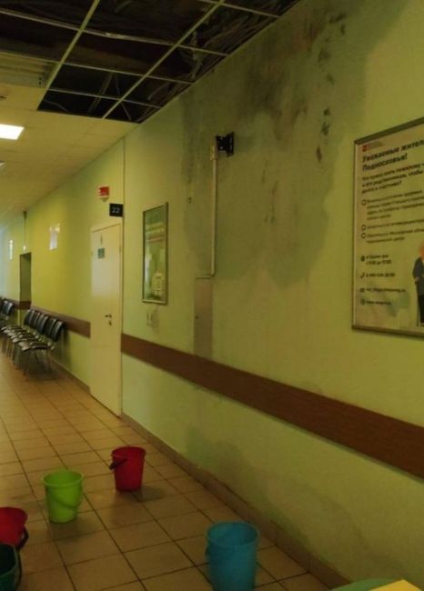 😞На фото — детская поликлиника на улице Маркса 15. Посетители говорят, что такая жуть постоянно, от таяния..
