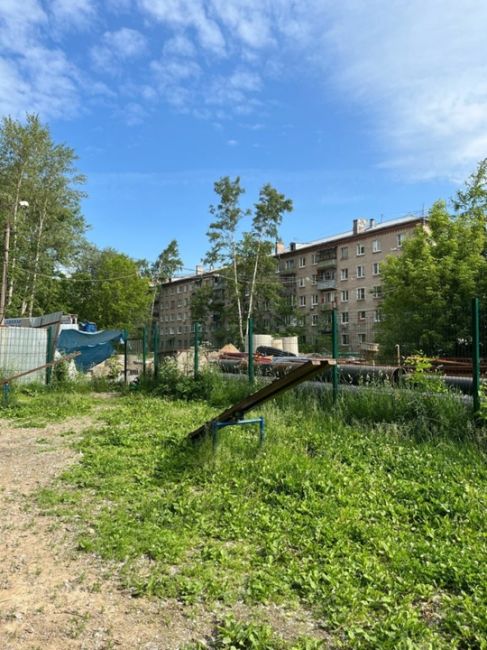 Нам пишут:  "На ул. Вокзальная за домом 19 находится заброшенная площадка для выгула собак. Калитка..