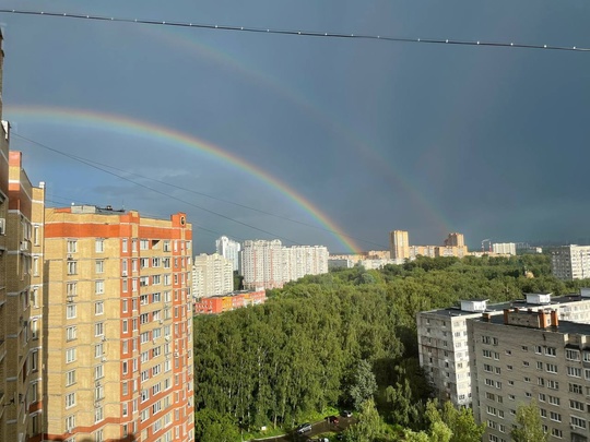 ЛЕТНИЙ ДОЖДЬ 🌧 
Балашиха-1. 
Там ещё и солнце - кое-кто даже радугу поймал..