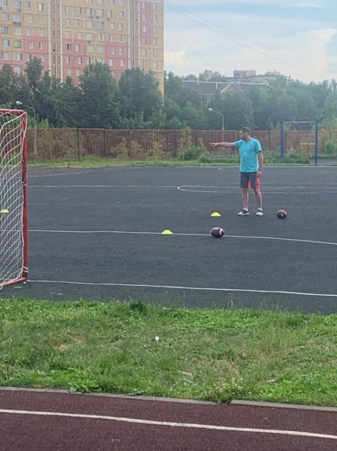 Всем доброго времени суток, данный человек мешает детям играть на поле, говорит что платит школе за аренду..