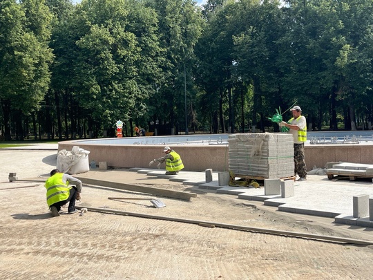 🌳 В Коломне продолжается масштабная реконструкция парка Мира. В настоящее время на территории идут работы..