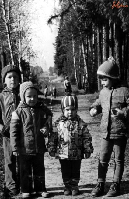 СТАРЫЕ ФОТО
1984 год. Дети с улицы Фадеева 10 мкрн Южный на прогулке под высоковольтной линией за..