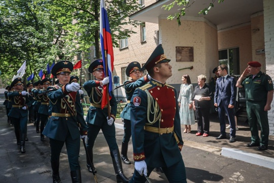 ПАМЯТИ ГЕРОЯ
Мемориальную доску участнику СВO Александру Урбанскому открыли в Балашихе. Ее установили на..