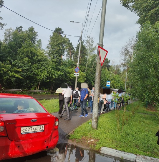 ОЧЕРЕДИ КРУГЛЫЙ ГОД 🤪
📸 Наталья
11 июня 2024 г. 07:20 огромные очереди на двух остановках в мкр. Авиаторов (у..