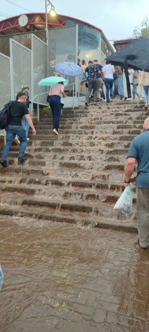 Ливень 🌧 и удобства станции..