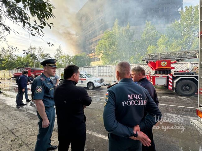 Губернатор Андрей Воробьев приехал на место пожара во Фрязино. Сейчас тут работает следственно-оперативная..