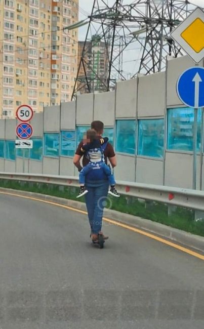 Мужчина с ребенком едет по проезжей части в Трёхгорке 🤯  без..