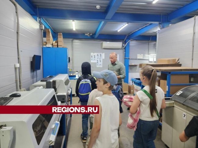 Дети из Красноармейска познакомились с производством бейджей и визитниц на заводе «Пластик Он..