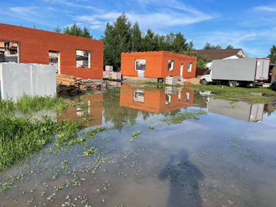 Жители села Балобаново Богородского округа жалуются на слив канализации с недавно построенных складов 
..