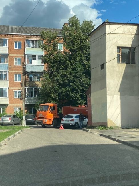 Гривно, Садовая заблокирована дорога.
Фото из чата "Подольск: пробки, засады,..