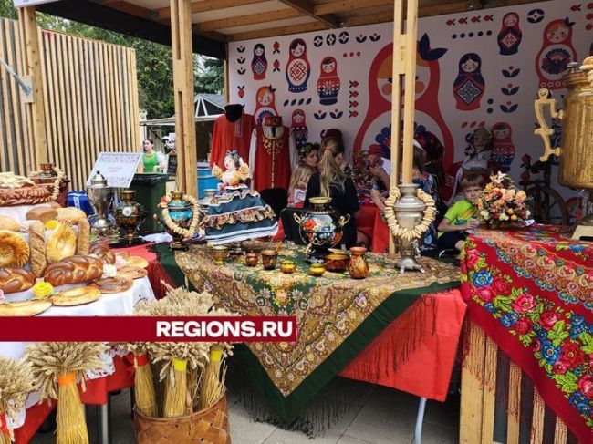 Костюмы, предметы быта и народных промыслов народов России представили на фестивале в Пушкино  В..