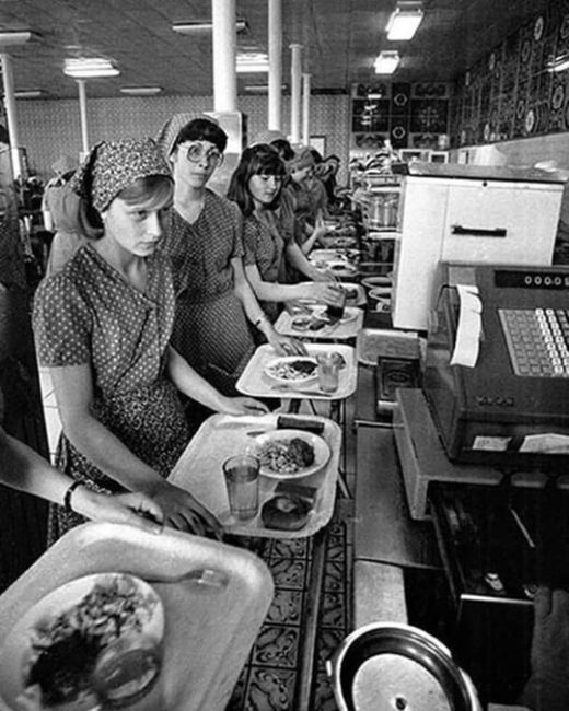 1970-х годах проводили эксперимент.
"Подопытными" стали обычные заводчане, рабочий класс.
В заводской столовой..